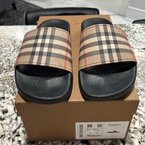 burberry slides used size 7 men, good condition